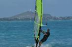 Aproveitando o vento para praticar windsurf e kitesurf em Lanikai Beach, na costa leste de Oahu, no Havaí
